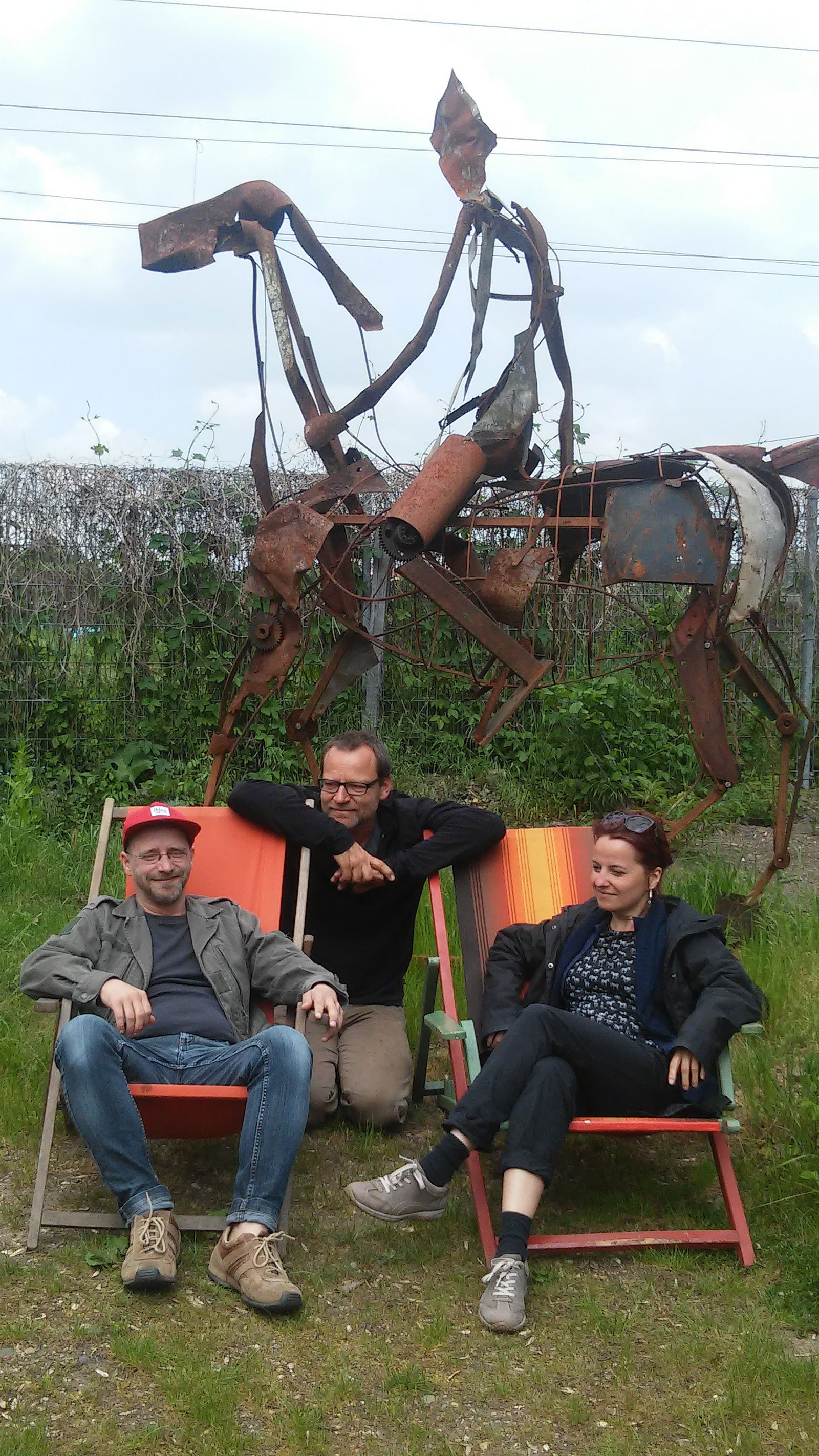 v.l.n.r. Marek Brandt, Christoph Hundhammer und Diana Wesser vor der Reiterskulptur, die anlässlich der NdK 2015 entstand.